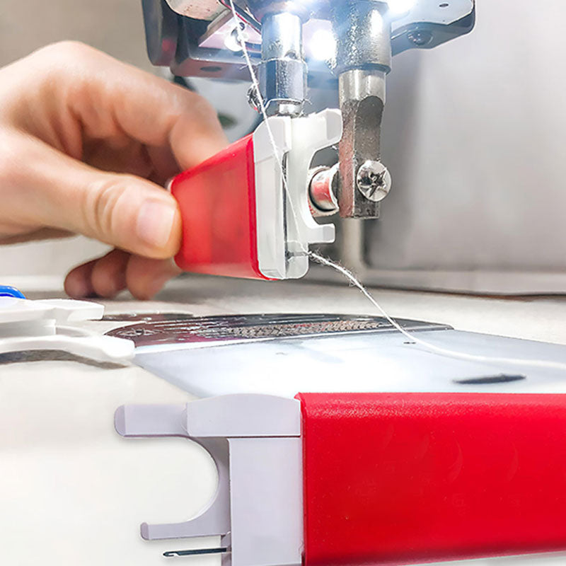 Barevný nástroj pro navlékání nití do šicího stroj