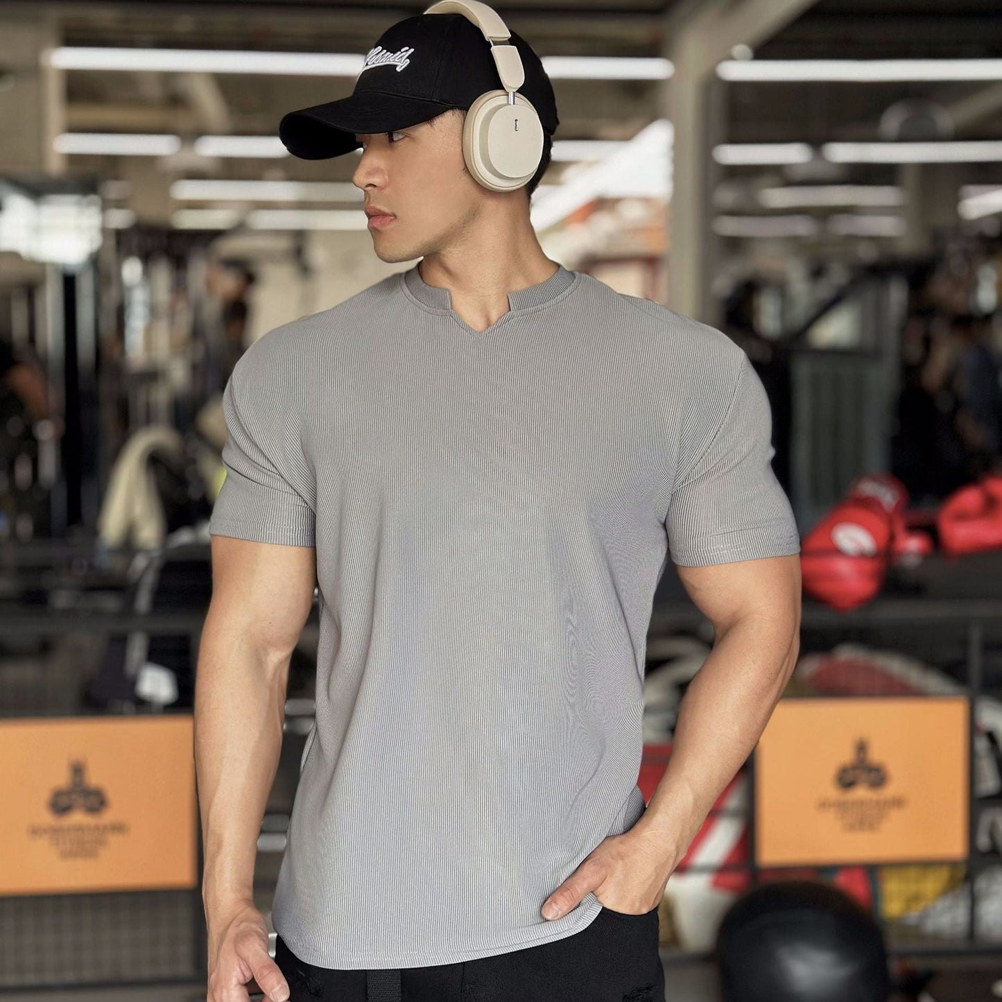 Herren-Muskel-Fitness-T-Shirt Mit V-Ausschnitt Und Kurzen Ärmeln
